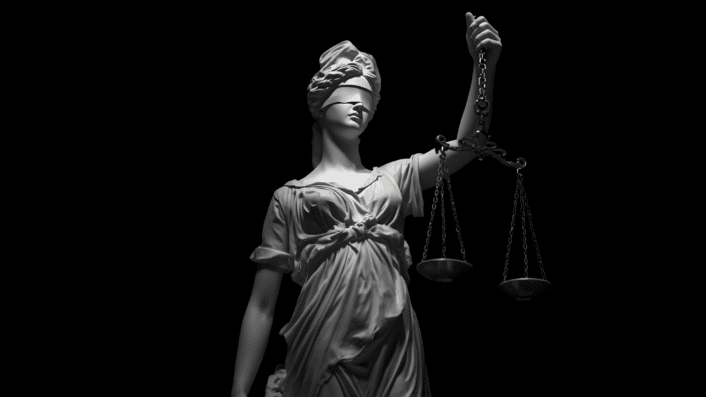Estátua da Justiça em mármore, estilo monocromático - Maia Advogados